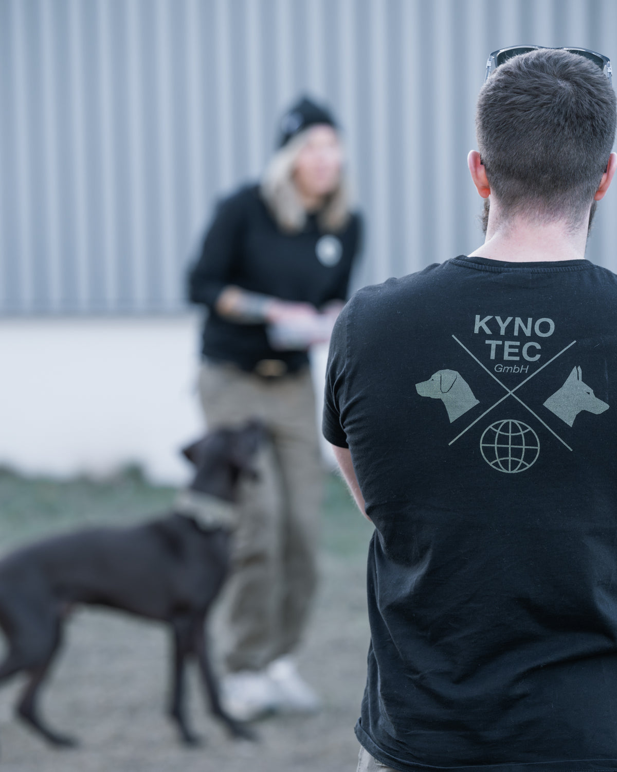 Spürhundeinstruktor bei der Analyse und Anleitung eines Spürhundeteams